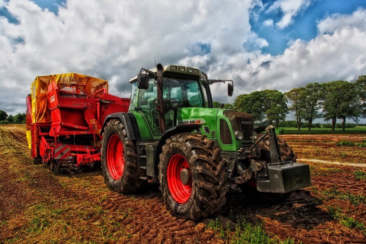 12019-tractor-385681