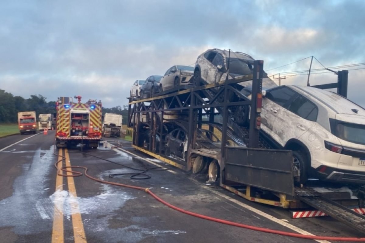 incendio-atinge-caminhao-cegonha-e-destroi-sete-veiculos-na-br-277-no-parana